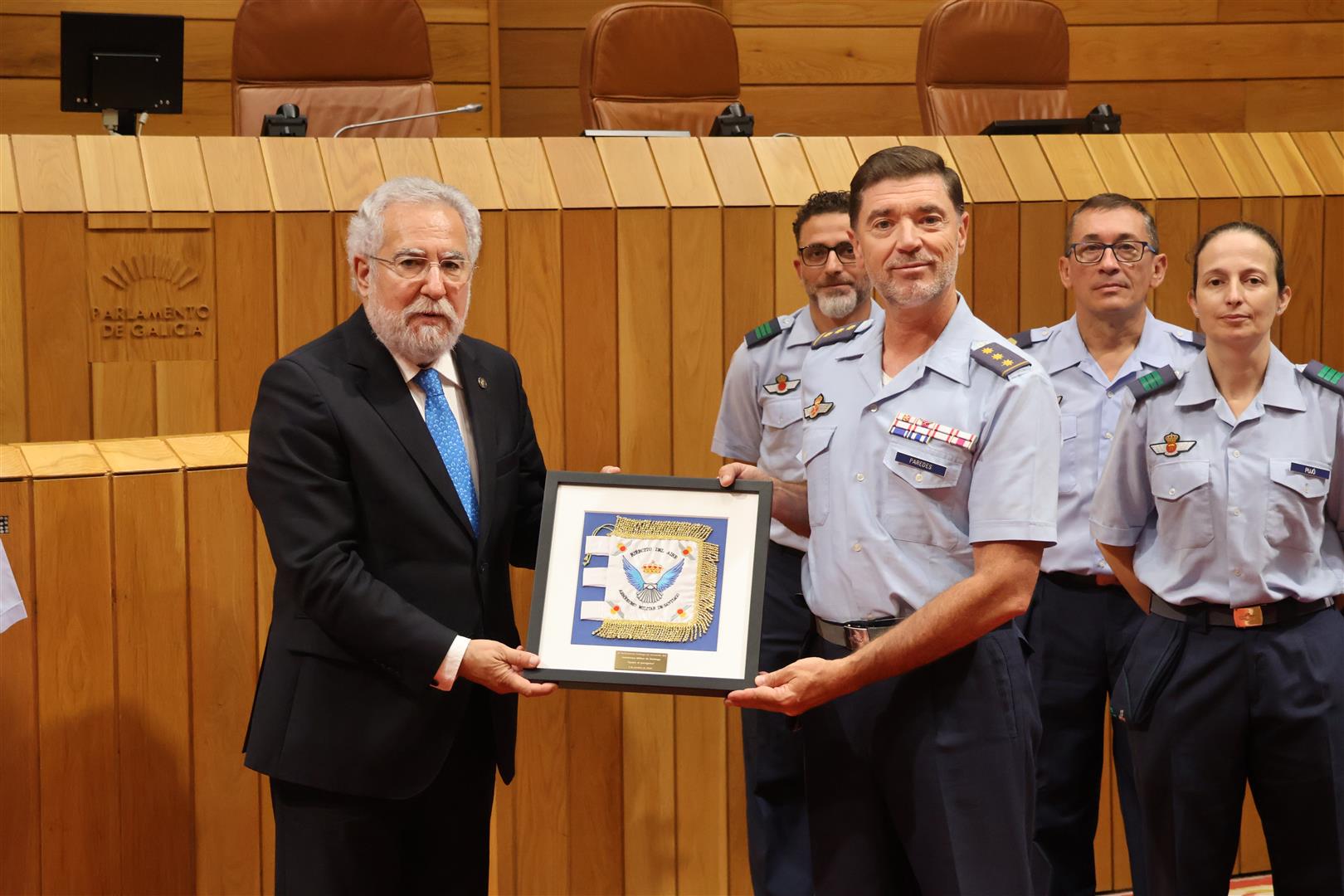 Foto da noticia:O Parlamento de Galicia recibe a visita dunha delegación do Aeródromo Militar de Santiago